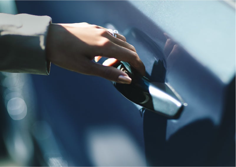 A hand gracefully grips the Light Touch Handle of a 2023 Lincoln Aviator® SUV to demonstrate its ease of use | Golden Circle Lincoln in Jackson TN