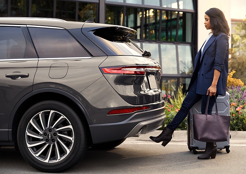 A woman with her hands full uses her foot to activate the available hands-free liftgate. | Golden Circle Lincoln in Jackson TN