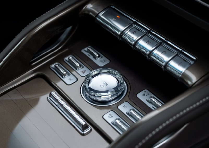 A crystal-inspired volume knob is shown in the center floor console of a 2024 Lincoln Nautilus® SUV. | Golden Circle Lincoln in Jackson TN