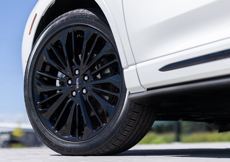 The stylish blacked-out 20-inch wheels from the available Jet Appearance Package are shown. | Golden Circle Lincoln in Jackson TN