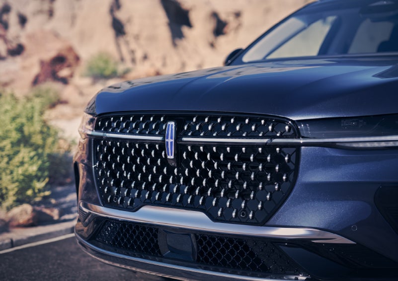 The stylish grille of a 2024 Lincoln Nautilus® SUV sparkles in the sunlight. | Golden Circle Lincoln in Jackson TN